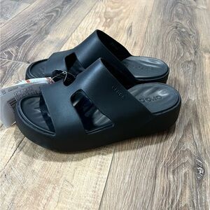 NWT Croc Getaway Platform H strap Sandals. Sz 7